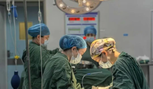 【卓越医疗】87岁奶奶腹中藏13斤巨大囊肿，微创手术成功“拆弹”